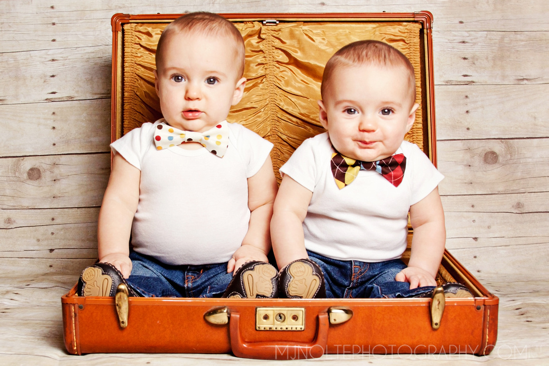 dallas fort worth photographer, twin boys, dallas baby photographer, fort worth baby photographer, cowboy hats, laso, blue jeans, twin boys, twin babies, bow ties, plaid bow ties, suitcase, vintage suitcase, 